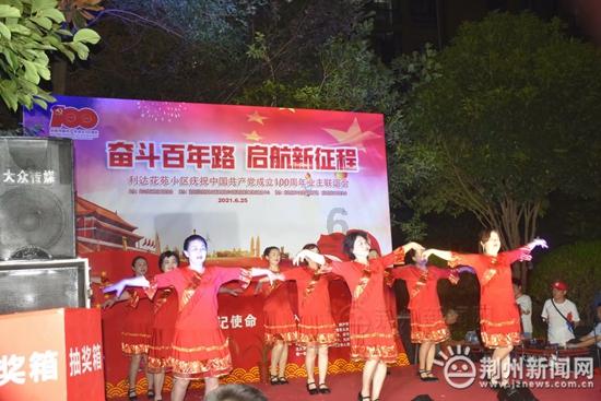 五个月的宝宝竖抱头老是像后仰怎么办