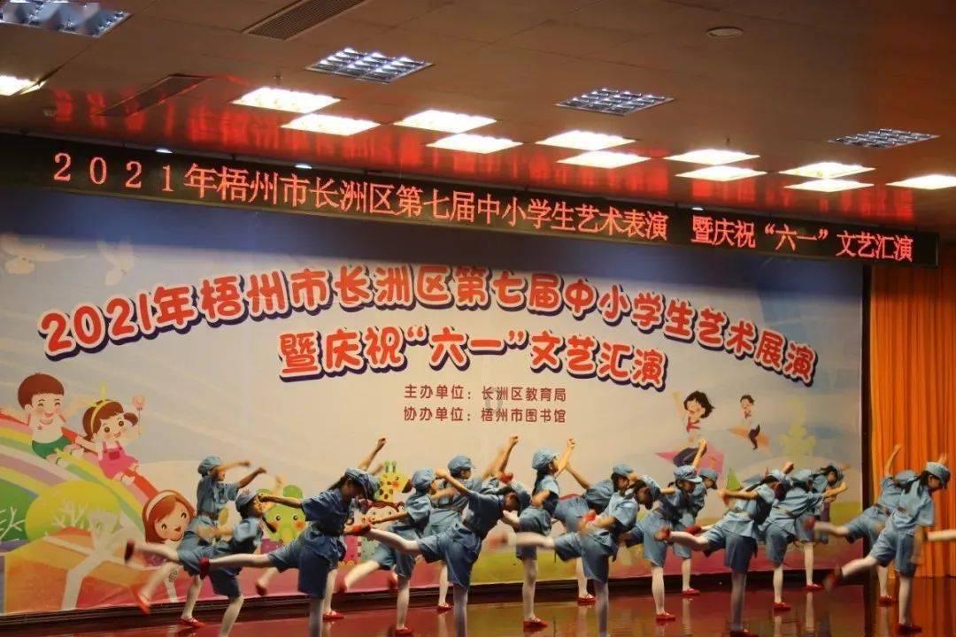 刘涛红裙亮眼，腰臀比抢眼！路人目瞪口呆，笑尿了！
